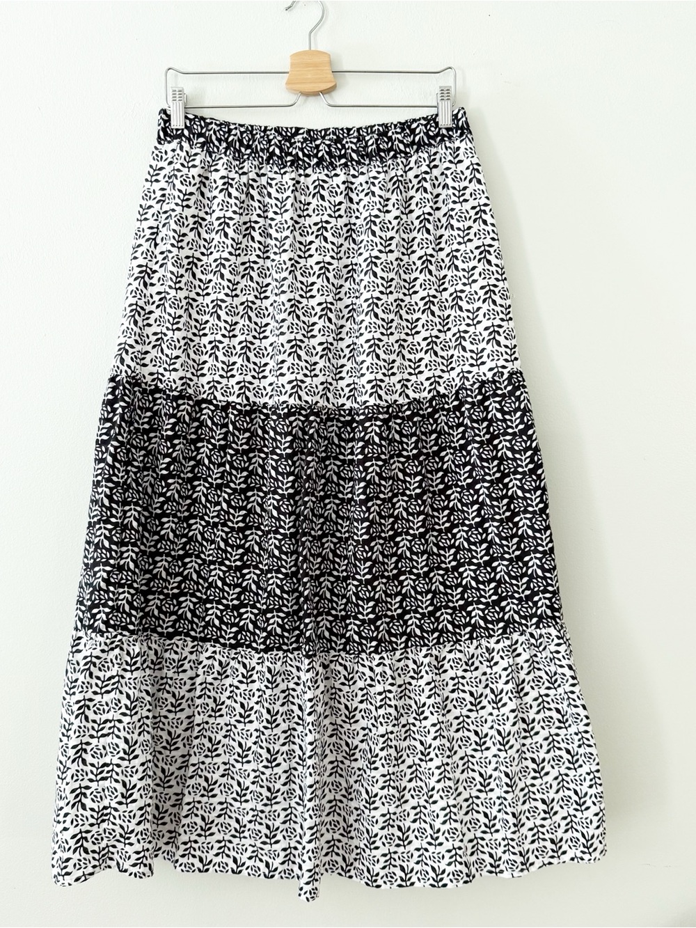 LOFT Boho Tiered Maxi Skirt Women’s Medium Floral Elastic Waist black white. In